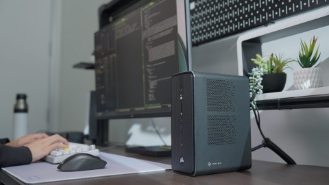 CORSAIR AI Workstation 300 AMD Ryzen Max+ 395, 128GB LPDDR5X, Radeon 8060S, 2x2TB