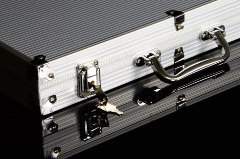 Walizka aluminiowa na 300 szt żetonów z akcesoriami