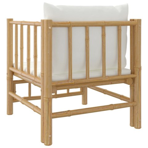 Sofa ogrodowa, kremowe poduszki, bambus