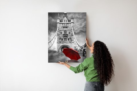 Plakat Czerwony Parasol Na Czarno Białym Tle Z Tower Bridge