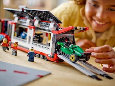 LEGO CITY 60445 F1 Ciężarówka z bolidami RB20 i AMR24 F1