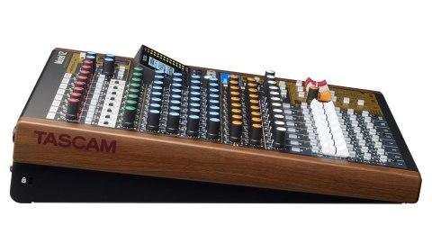 Tascam Model 12 - 10-kanałowy mikser z 12-ścieżkowym rejestratorem (OUTLET)