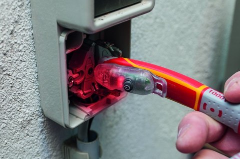 Zestaw 2 szczypiec VDE: kombinerki 180mm, obcinaczki boczne 160mm oraz szczypce do rur 250mm.

Detektor napięcia oraz smycz GR