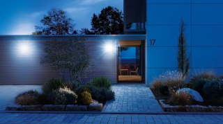 Naświetlacz z czujnikiem Steinel XLED home 2 S LED PIR 13,7W 3000K 1550lm IP44 IK03 230V czarny / tworzywo sztuczne