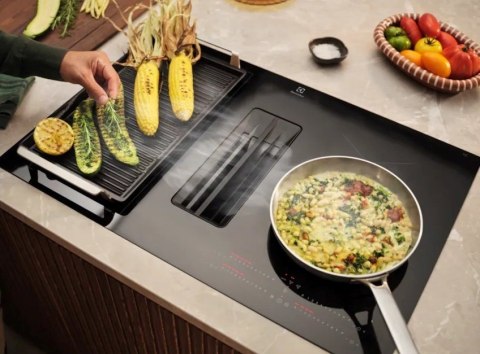 Płyta indukcyjna z wbudowanym wyciągiem okapem ELECTROLUX ECC83443CZ SaphirMatt czarny mat 80 cm