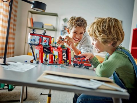 LEGO City 60414 - Remiza strażacka z wozem strażackim (OUTLET)