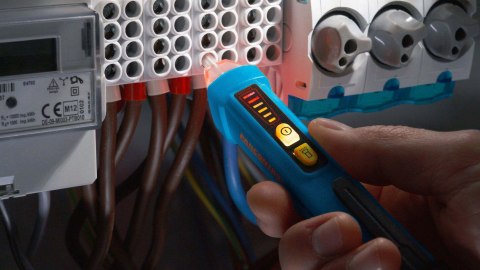 Bezkontaktowy tester napięcia z 3-stopniowym wskaźnikiem LED