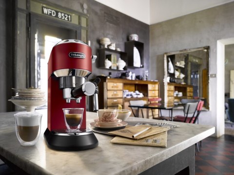 Ekspres kolbowy DeLonghi Dedica Style EC 685.R (1300W; kolor czerwony)